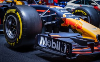 Pirelli kesärenkaat, kuten Cinturato ja Scorpion -sarjat ovat voittaneet useita kansainvälisiä tunnustuksia. Näiden lisäksi Pirelli myös toimittaa muun muassa Formula-sarjan renkaat.