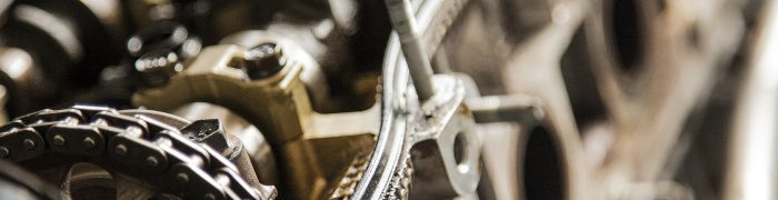 Kaksi tärkeää autohuolto operaatiota ovat öljyn vaihto ja jakohihnan vaihto.