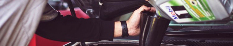 Öljynvaihtoväli riippuu automallista ja automerkistä, mutta tavallisena nyrkkisääntönä voidaan pitää 15 000 kilometrin ajoa tai 12 kuukautta.