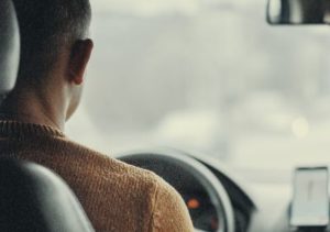 Autoveron määrä riippuu auton vähittäismyyntiarvosta ja auton päästöistä. Auton vähittäismyyntihinta koostuu esimerkiksi auton mallista, merkistä ja varustelusta. Päästötietojen perusteella autovero on sitä suurempi, mitä isommat CO2-päästöt auto päästää.