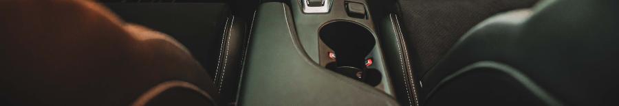 Auton sisäpesu tehdään normaalisti tekstiilipesurilla, joka on hellävarainen auton sisäpesu. Vaikeisin tahroihin toimii myös höyrypesuri, mutta tekstiilien kanssa tulee olla tarkkana. 