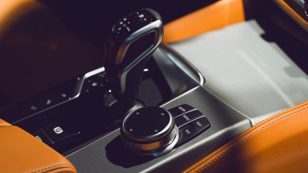 Vaihdelaatikon öljynvaihto sekä manuaali että automaattivaihteisiin autoihin.