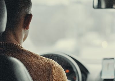 Autoveron määrä riippuu auton vähittäismyyntiarvosta ja auton päästöistä. Auton vähittäismyyntihinta koostuu esimerkiksi auton mallista, merkistä ja varustelusta. Päästötietojen perusteella autovero on sitä suurempi, mitä isommat CO2-päästöt auto päästää.